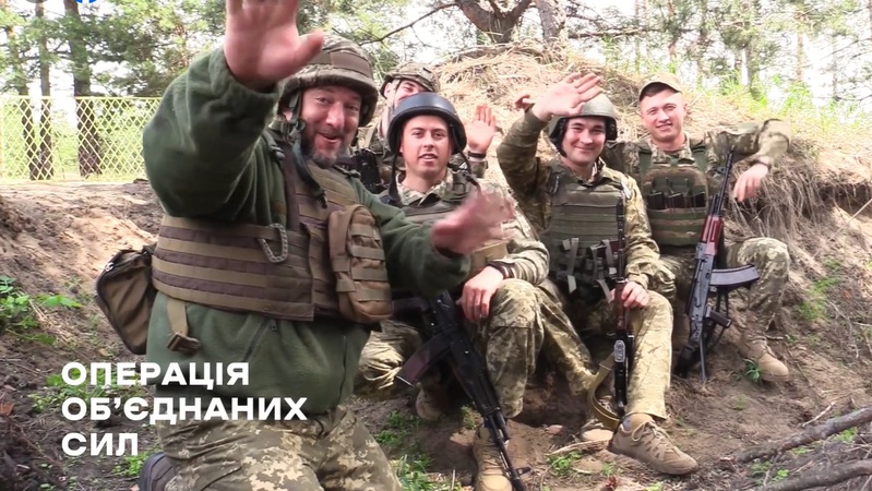 Військові із зони ООС привітали українок з Днем матері