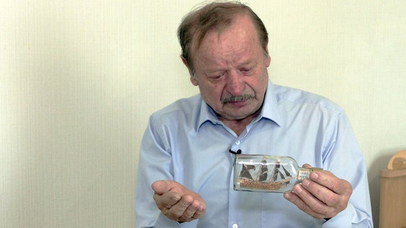 70-річний майстер з Волині створює в пляшках мініатюри про війну