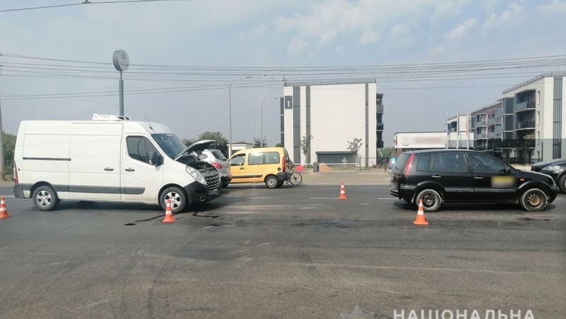 У Луцьку аварія з постраждалими: вантажівка врізалась у легковик