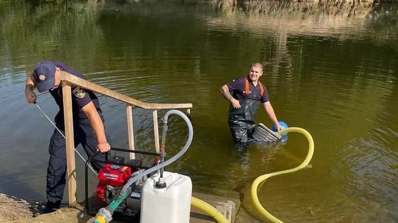 У Луцьку рятувальники відпрацювали навички з очищення води біля річки Стир. ФОТО