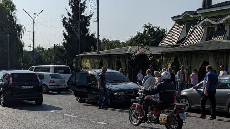П’яна «в дрова» жінка на швидкості пошкодила дві автівки у Володимирі. ВІДЕО