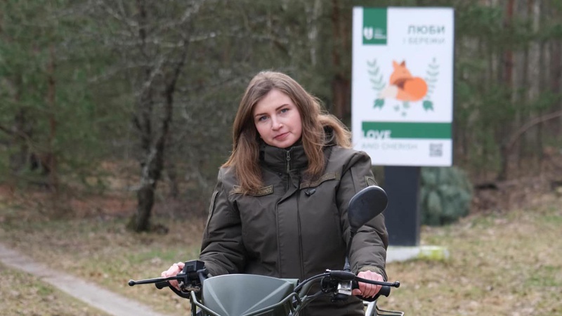 Лісівниця з Волині патрулює лісові масиви на мотоциклі та бореться з порушниками