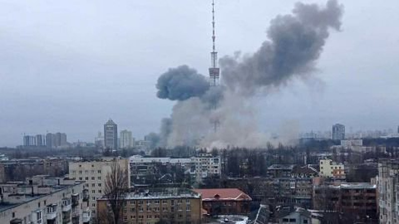 Російські окупанти обстріляли київську телевежу. ВІДЕО