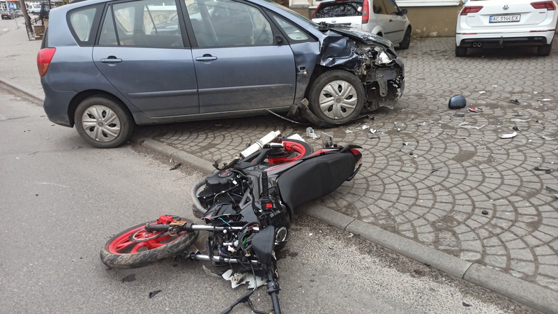 В ДТП у центрі Луцька постраждала волонтерка і 17-річний мотоцикліст: хлопець в комі, потрібна допомога