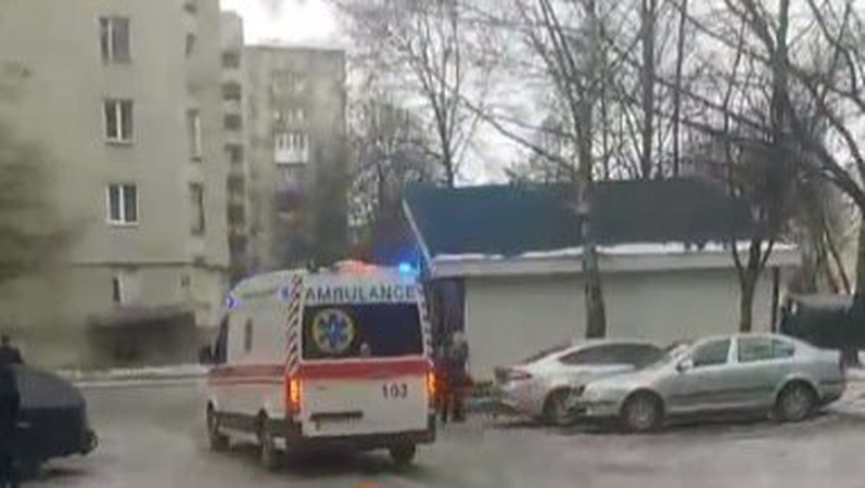 З’явилися відео з місця, де виявили труп чоловіка у Луцьку біля магазину