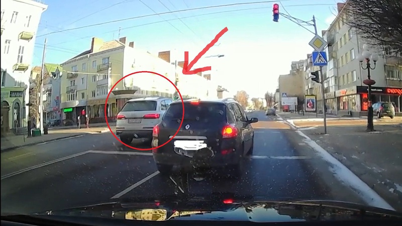 Проїхав на «червоний» та сигналив пішоходам: у Луцьку нахабний водій порушив ПДР
