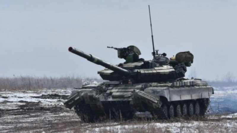 Російський окупант танком переїжджає легкові автомобілі: перехоплена розмова СБУ
