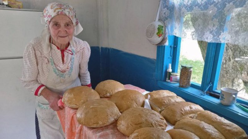 82-річна бабуся з Волині пече хліб на черені для військових. ВІДЕО