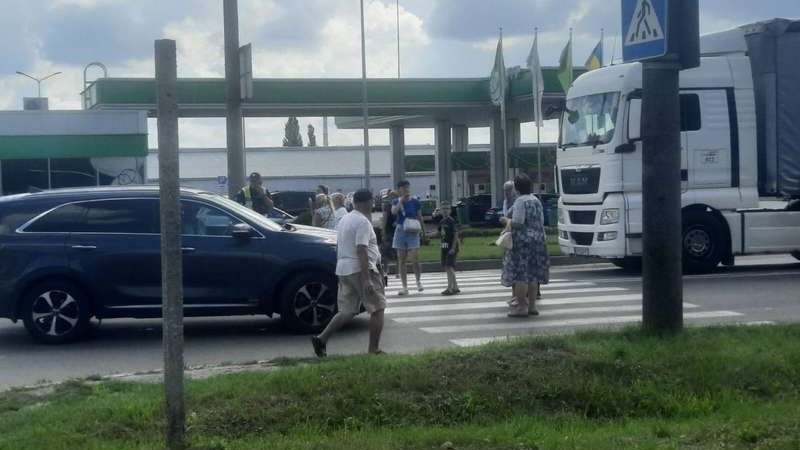 У Луцьку люди перекрили рух транспорту на Львівській: що вимагають протестувальники