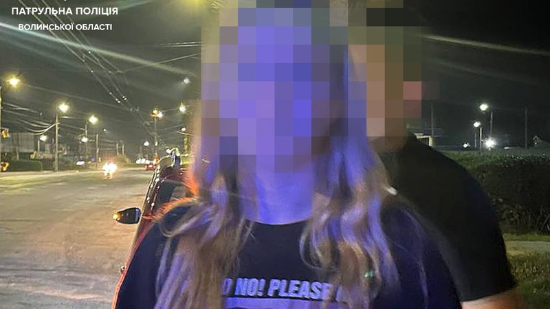 У Луцьку поліцейські за кермом автівки спіймали неповнолітню дівчину