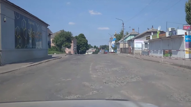 Пояснили, чому в Горохові не ремонтують розбиту дорогу біля ринку