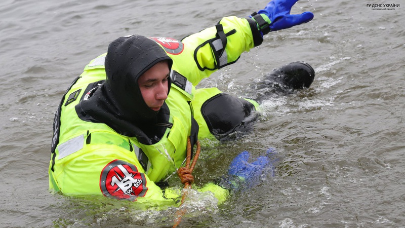Луцькі рятувальники випробували спорядження для роботи в крижаній воді.ФОТО