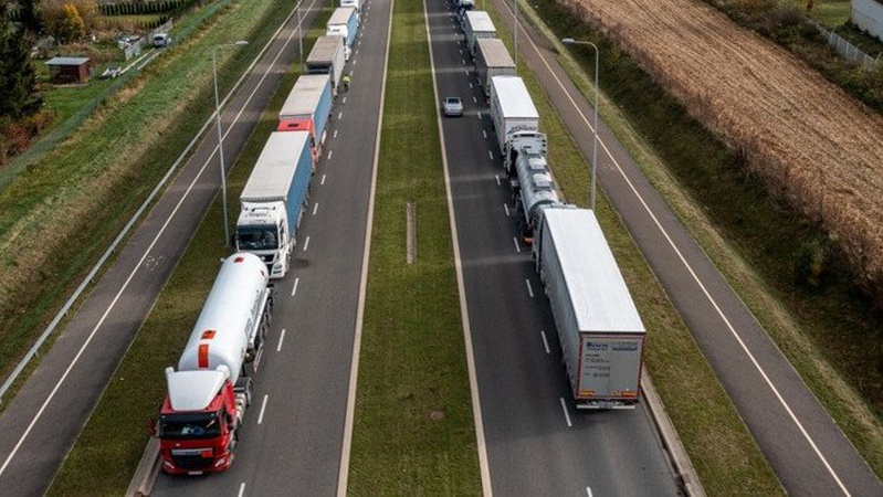 Польща посилить перевірку вантажівок на кордоні