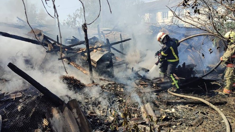 У Камені-Каширському рятувальники ліквідували пожежу в господарській будівлі. ФОТО