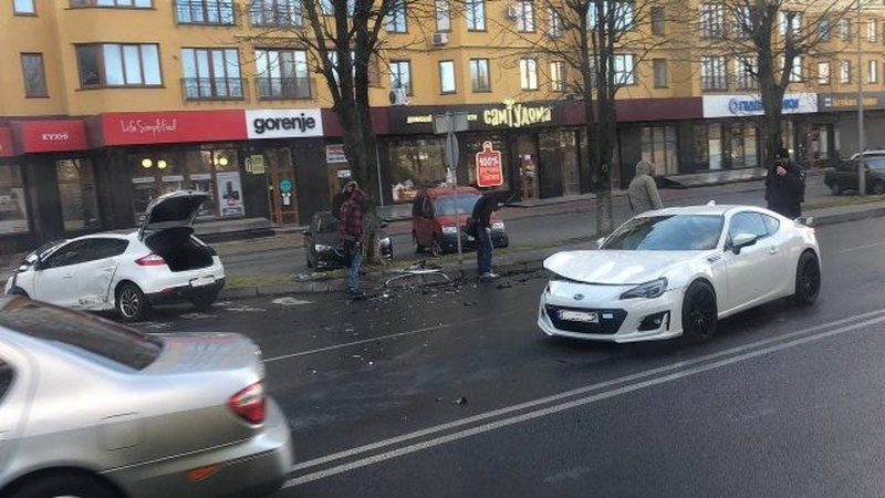 У Луцьку зіткнулися два авто: рух транспорту ускладнений