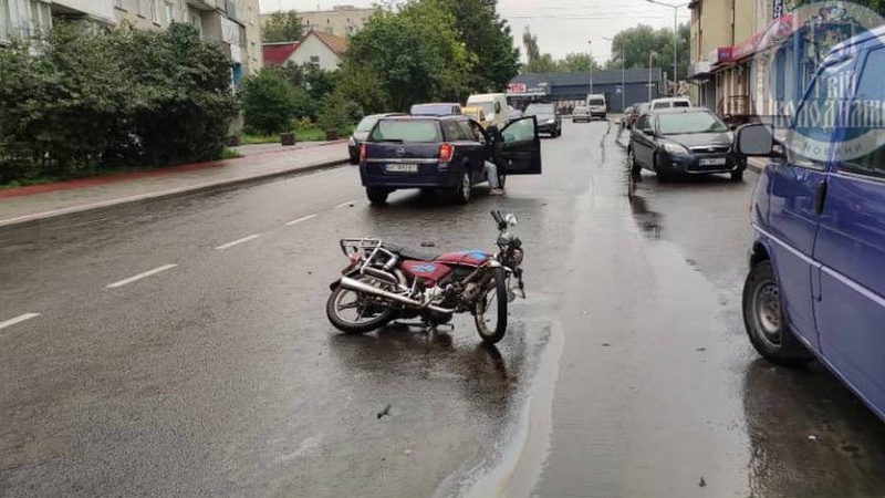 У Володимирі автівка збила мотоцикліста