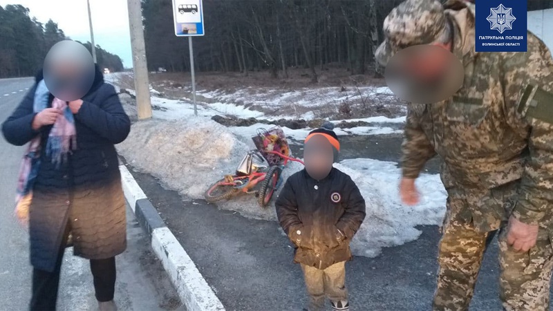 Волиняни звернулись у поліцію через дитину, яка на трасі біля Ромашківки каталась на велосипеді