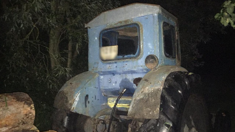 На Волині вилучили трактор з незаконною деревиною