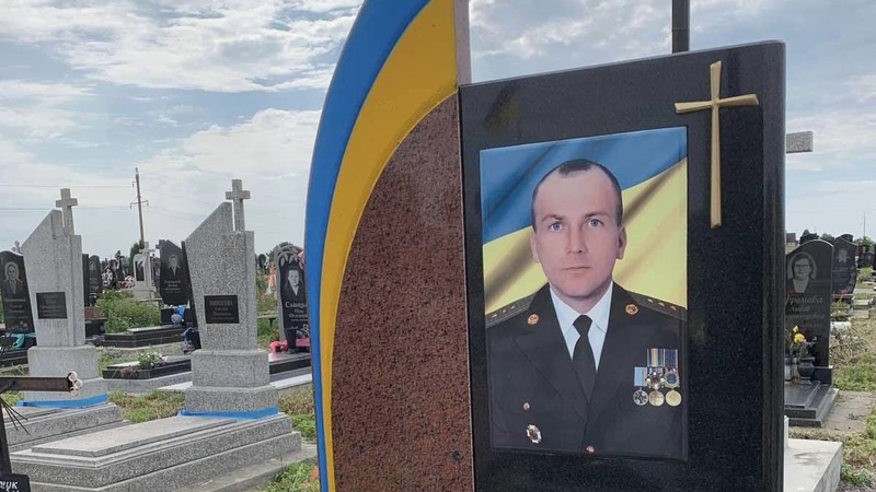 Вандала, який вкрав тризуб з могили загиблого захисника у Володимирі, знайшли