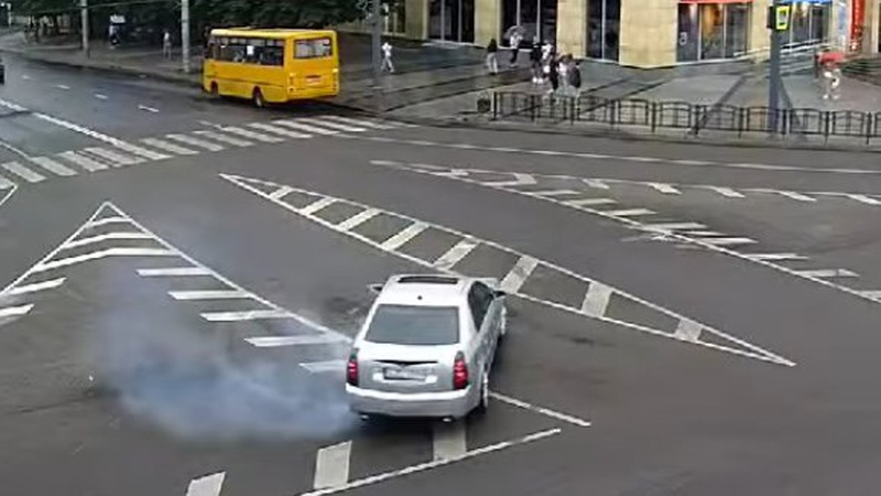 Дрифт на дорогах: у Луцьку водій вирішив поманеврувати на перехресті