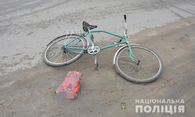 Водій легковика збив велосипедиста: пенсіонера забрали у лікарню