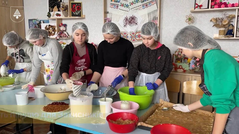 У навчальних закладах Нововолинської громади печуть печиво для військових