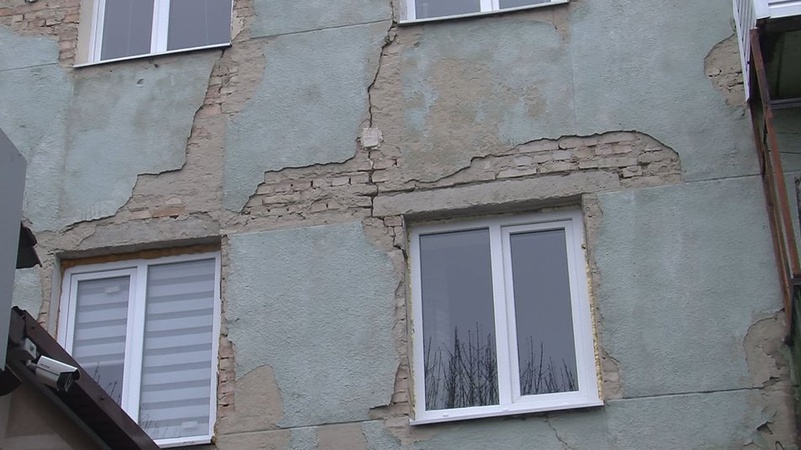 Мешканці будинку в Луцьку скаржаться на плісняву та тріщини