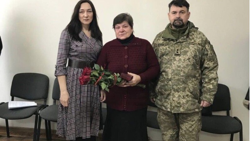 Мамі загиблого Героя з Волині Анатолія Мизовця вручили нагороду сина