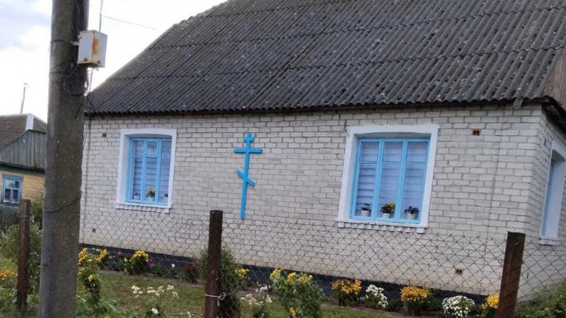 На Волині священник УПЦ МП захопив парафіяльну хату, а його прихильники повісили на неї хрест