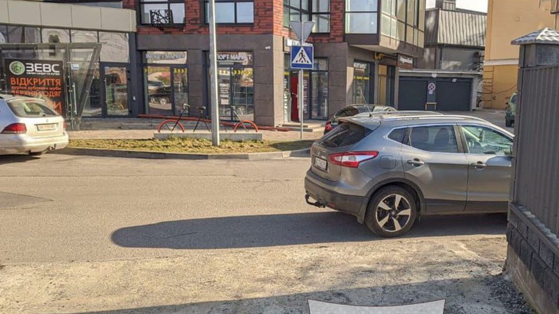 У Луцьку штрафували водіїв за паркування на перехресті