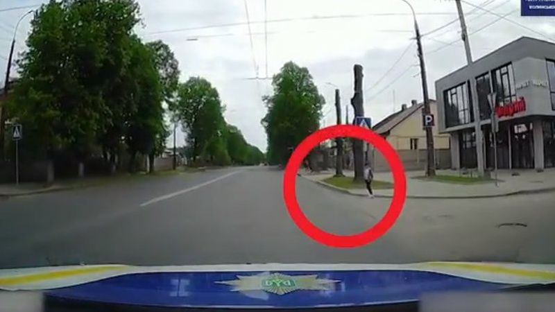 У Луцьку водійка не пропустила дитину, яка переходила дорогу. ВІДЕО