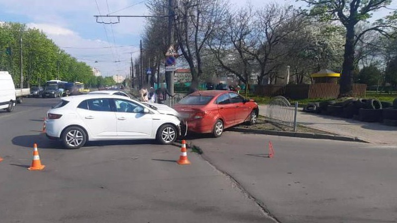 У Луцьку зіткнулися Renault та Hyundaі: є постраждала