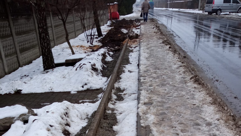 У Луцькій громаді посеред зими заходилися переробляти тротуар із бруківки. ФОТО
