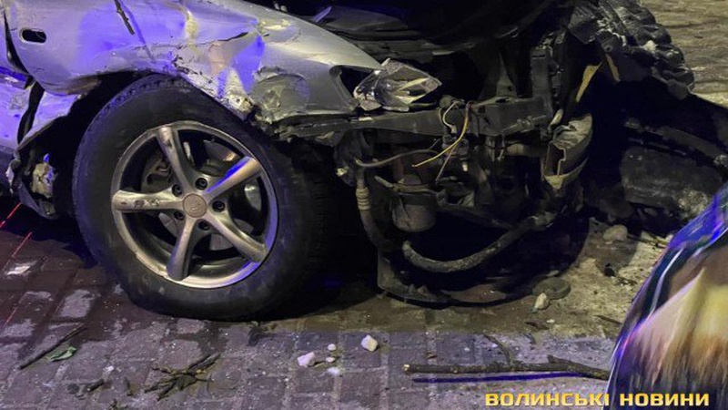 Вечірня автотроща у Луцьку: легковик вилетів на тротуар і збив 16-річну дівчину. ФОТО. ВІДЕО