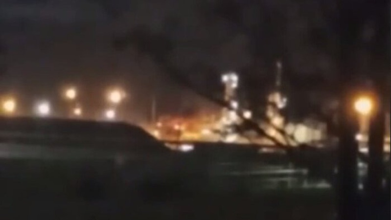 На Кубані через нібито атаку безпілотника горить нафтопереробний завод