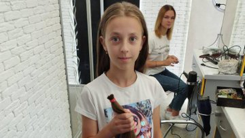 Луцьк: школярка відрізала коси, аби допомогти ЗСУ. ФОТО