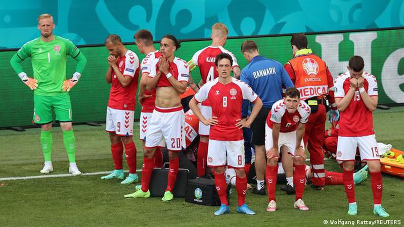 Під час матчу на Євро данського гравця реанімували просто на полі. ВІДЕО