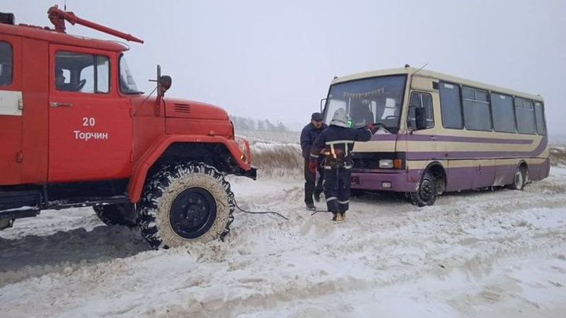 Застрягли у снігових заметах: на Волині рятувальники допомогли дістати зі снігу «швидку» та автобус