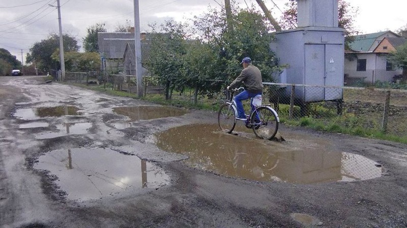 Мешканці мікрорайону в Луцьку скаржаться на погану дорогу