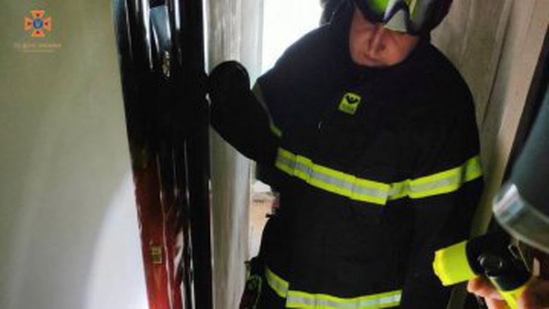 У Луцьку дворічна дитина зачинила за мамою балконні двері в квартирі: викликали рятувальників