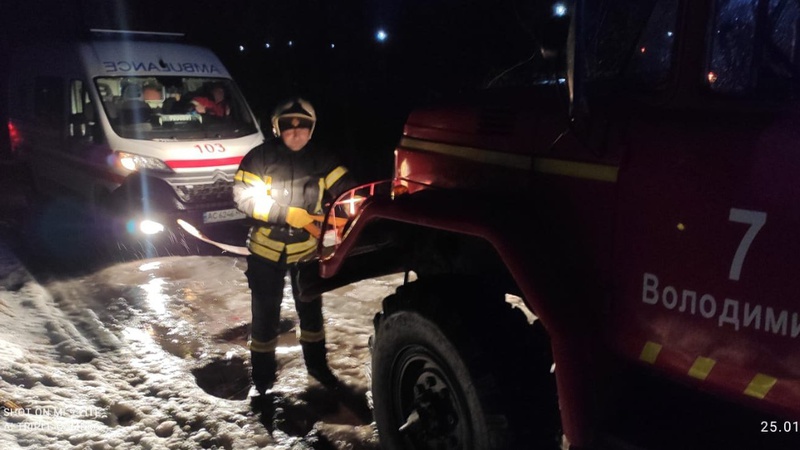 Волинські рятувальники з льодової пастки витягли швидку. ФОТО