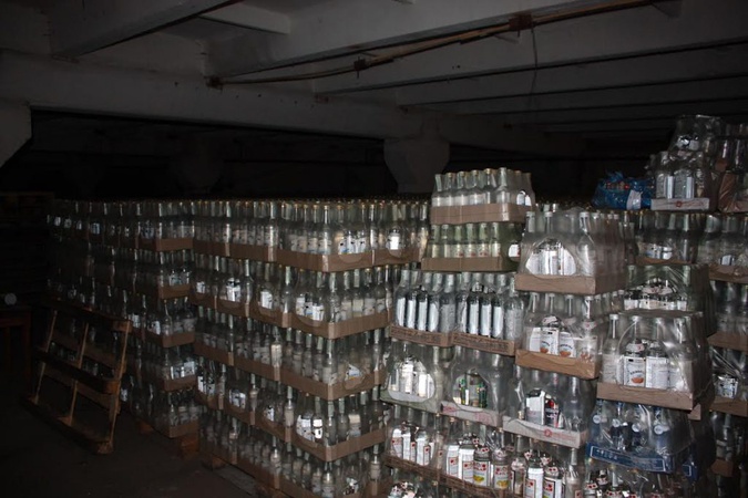 Бізнес у гаражі. В селі під Луцьком знайшли понад 3000 пляшок підробленого алкоголю.