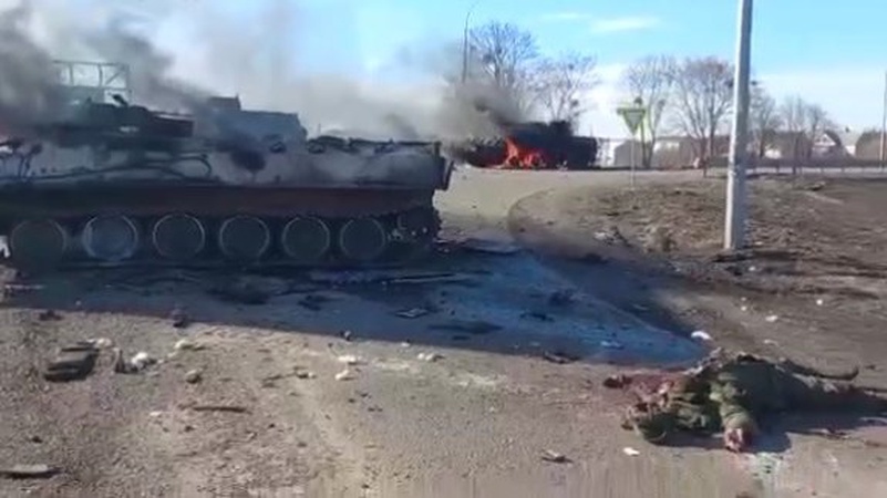 Опублікували відео палаючої бронетехніки окупанта під Харковом