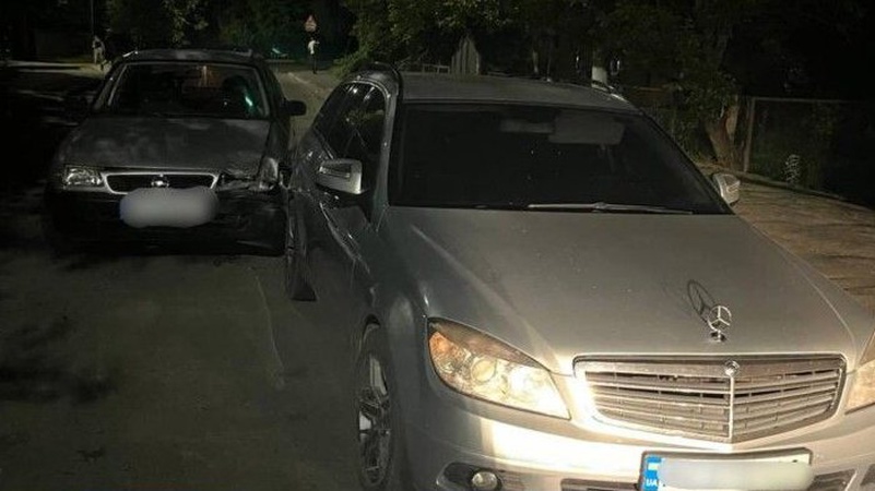 У Луцьку п’яний водій врізвався в припарковане авто
