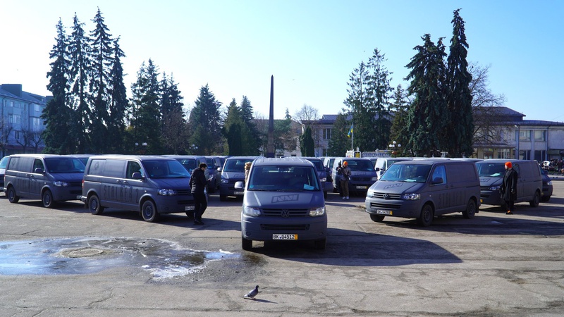 У Володимирі благодійний фонд передав 37 авто на фронт. ФОТО