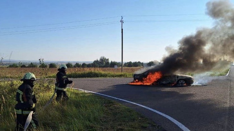 На Волині серед дороги загорівся легковий автомобіль