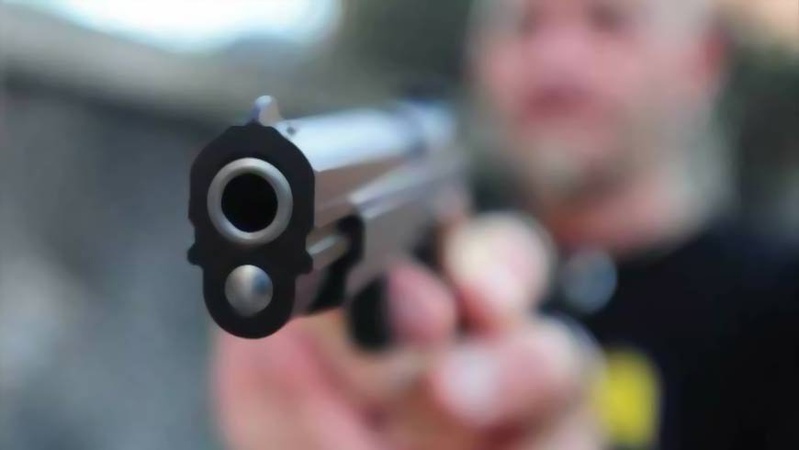 У Луцьку 53-річний чоловік погрожував сусідові пістолетом