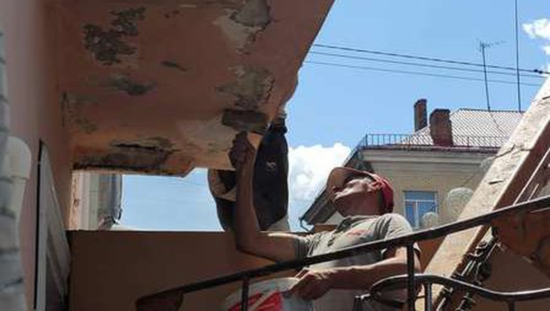 На проспекті Волі в Луцьку почали ремонтувати балкони.ФОТО