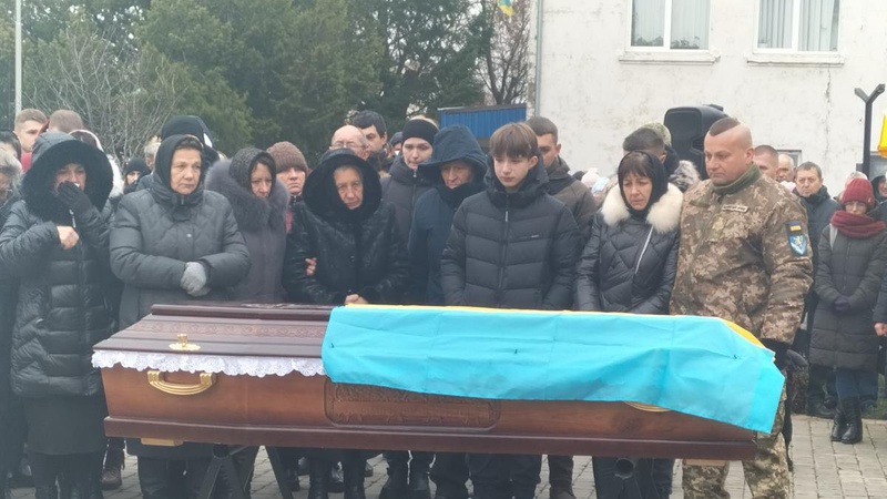 Разом із батьком пішов захищати Україну: у Рожищі прощалися з 23-річним Героєм Тарасом Мелісом