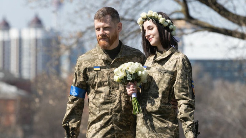 Захисникам України, які одружуються під час війни, дарують обручки